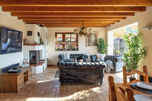 Smart-TV, Kamin, Videospiele, Tischtennisplatte