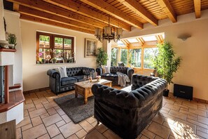 Smart-TV, Kamin, Videospiele, Tischtennisplatte