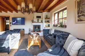 Smart-TV, Kamin, Videospiele, Tischtennisplatte