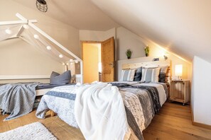 4 Schlafzimmer, Schreibtisch, Bügeleisen/Bügelbrett, Reisekinderbett