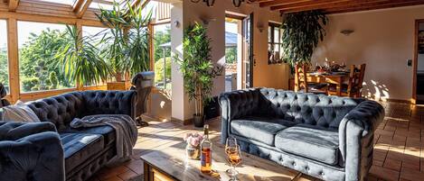 Smart-TV, Kamin, Videospiele, Tischtennisplatte