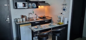 Kjøleskap, mikrobølgeovn, kokeplater og kaffetrakter/tekoker