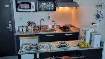 Frigorifero, microonde, piano cottura, macchina per tè/caffè