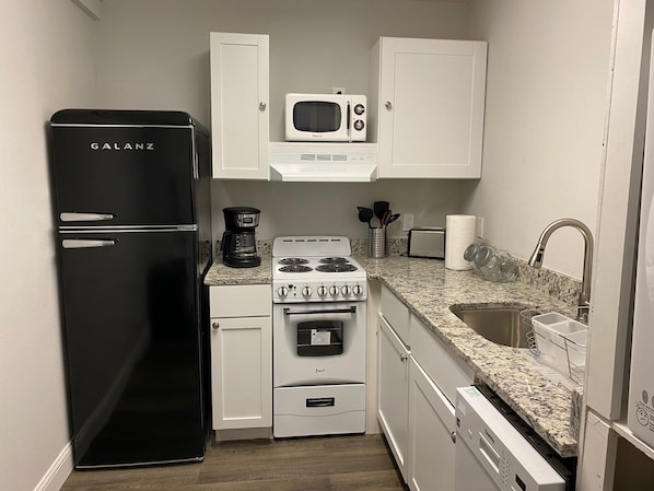 Kühlschrank, Mikrowelle, Ofen, Herdplatte