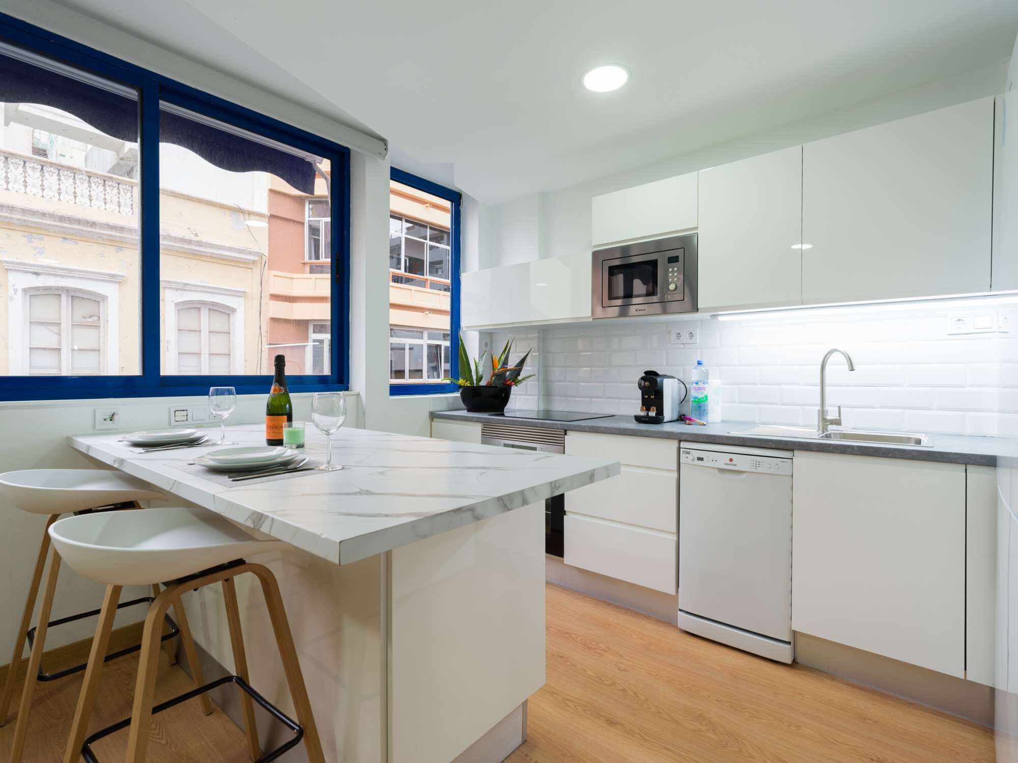 Coffee/tea maker, fridge, microwave, oven