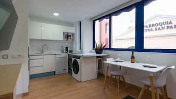 Geladeira, micro-ondas, fogão, lava-louças