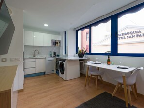 Geladeira, micro-ondas, fogão, lava-louças