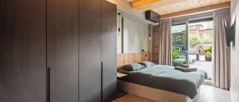 2 bedrooms, travel crib, bed sheets