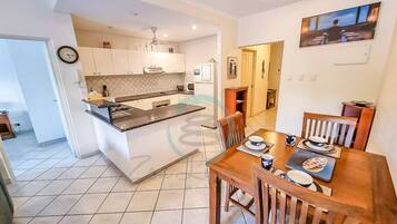 Executive Apartment | Private kitchen | Coffee/tea maker, fridge, microwave, oven