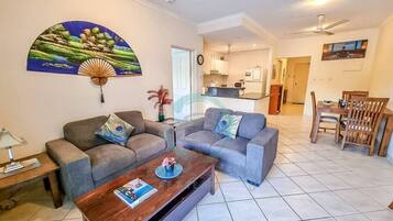 Apartamento executivo | Área de estar | TV de tela plana 40 polegadas com canais a cabo, TV, Netflix