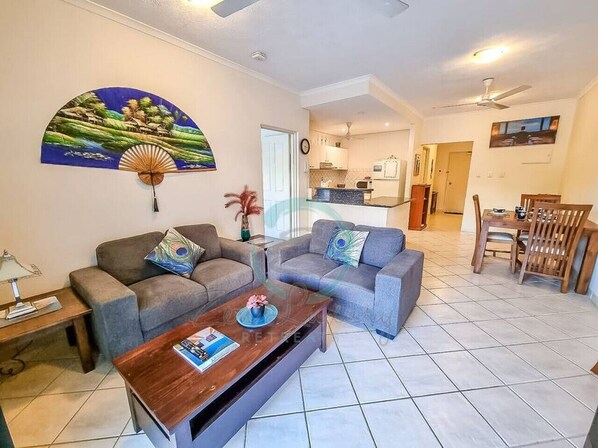 Executive Apartment | Living area | 40-inch flat-screen TV with cable channels, TV, Netflix