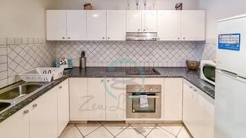 Apartamento executivo | Cozinha privada | Geladeira, micro-ondas, fogão, cooktop