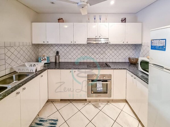 Executive Apartment | Private kitchen - ZEN CITY MODERN - 1 BR City Apartment (Larrakeyah)