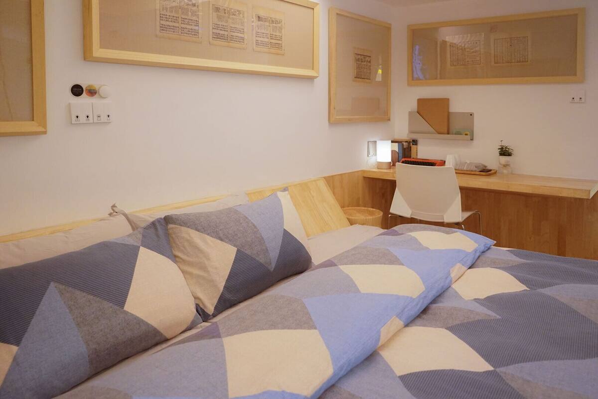 Elite Triple Room, 1 King Bed | Premium bedding, down comforters, minibar, desk