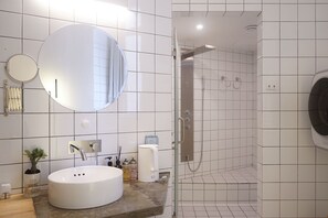 Elite Room, Multiple Beds | Bathroom | Shower, hydromassage showerhead, free toiletries, hair dryer - T.G.Studio Hotel (Guangzhou)