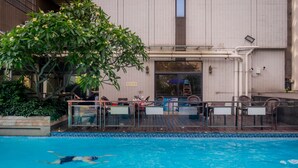 Una piscina al aire libre de temporada