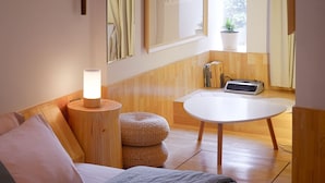 Habitación Elite, 2 camas dobles | Zona de estar | Televisión LED de 40 pulgadas con canales digitales, una televisión