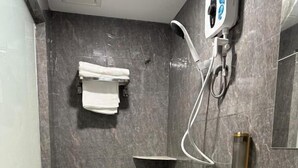 Moderni kylpyhuone, jossa on wc, pesuallas ja suihku.