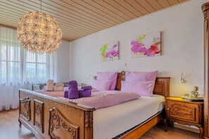 5 Schlafzimmer, Schreibtisch, Bügeleisen/Bügelbrett, Reisekinderbett