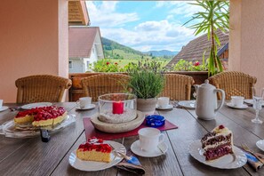 Outdoor dining - Ferienwohnung Zell am Harmersbach bei Gengenbach (Zell a.H.)