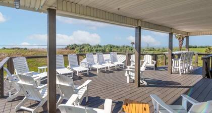 8BR Beachfront w/ Huge Deck | Walk to Sand + Kayak