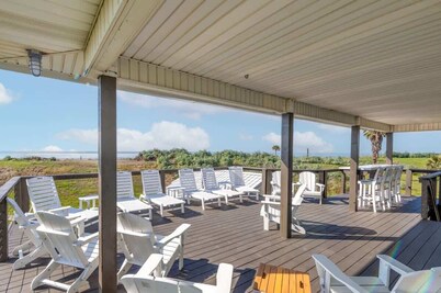 8BR Beachfront w/ Huge Deck | Walk to Sand + Kayak