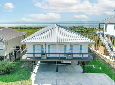 8BR Beachfront w/ Huge Deck | Walk to Sand + Kayak