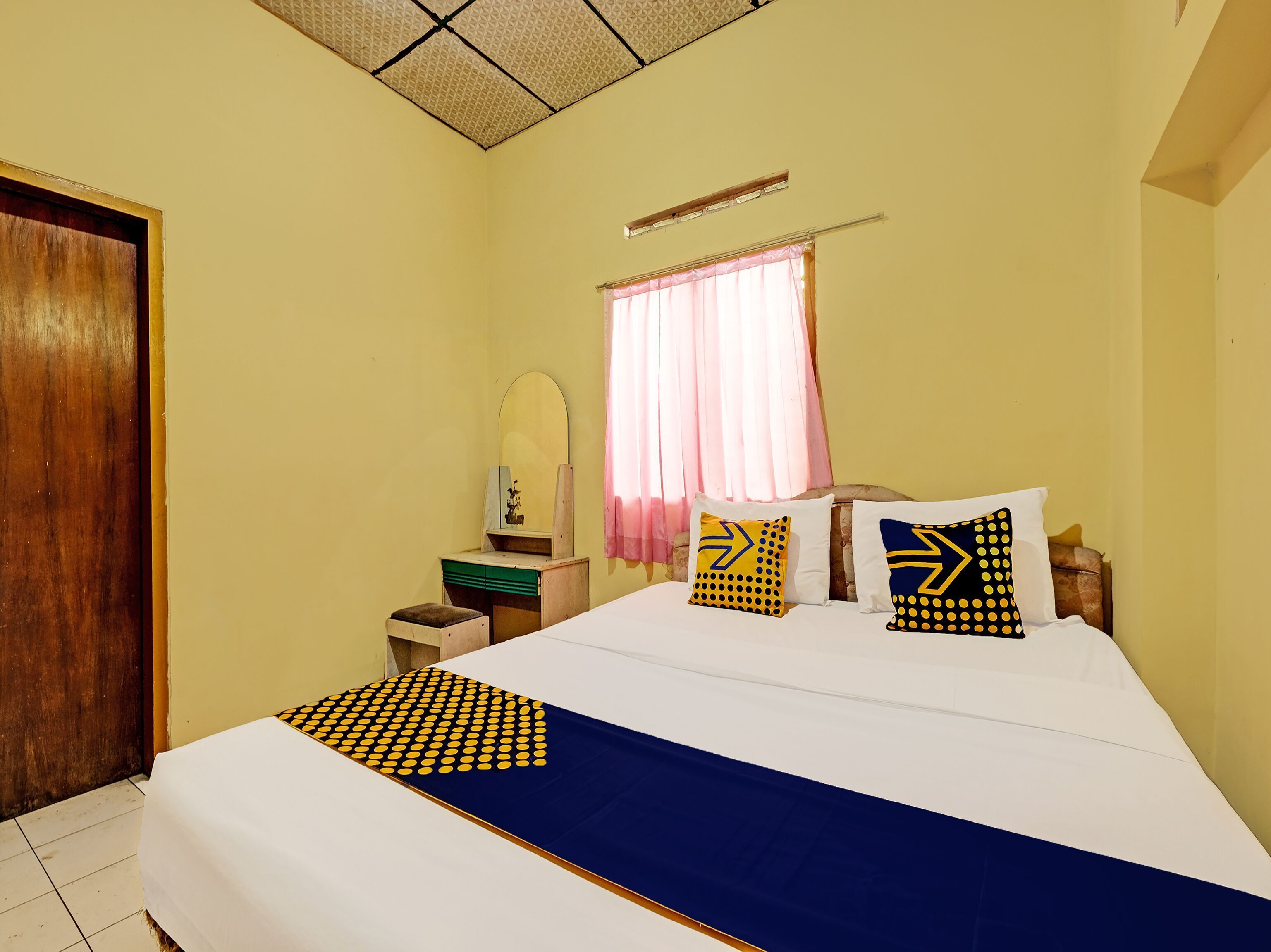 Free WiFi, bed sheets