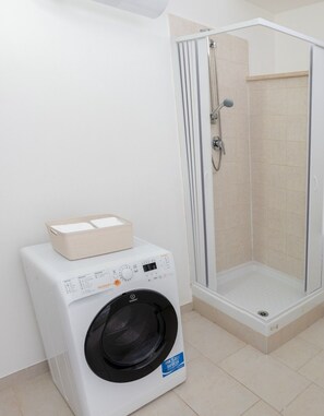Dusche, Haartrockner, Bidet, Handtücher