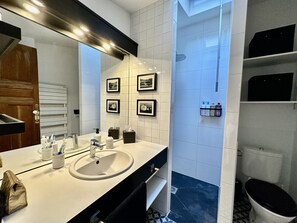 Douche, sèche-cheveux, serviettes fournies