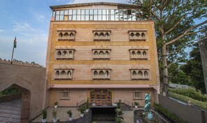 A building with multiple balconies and a central entrance. - Treebo Haveli Resort Roots, Bhupatwala Haridwar (Haridwar)