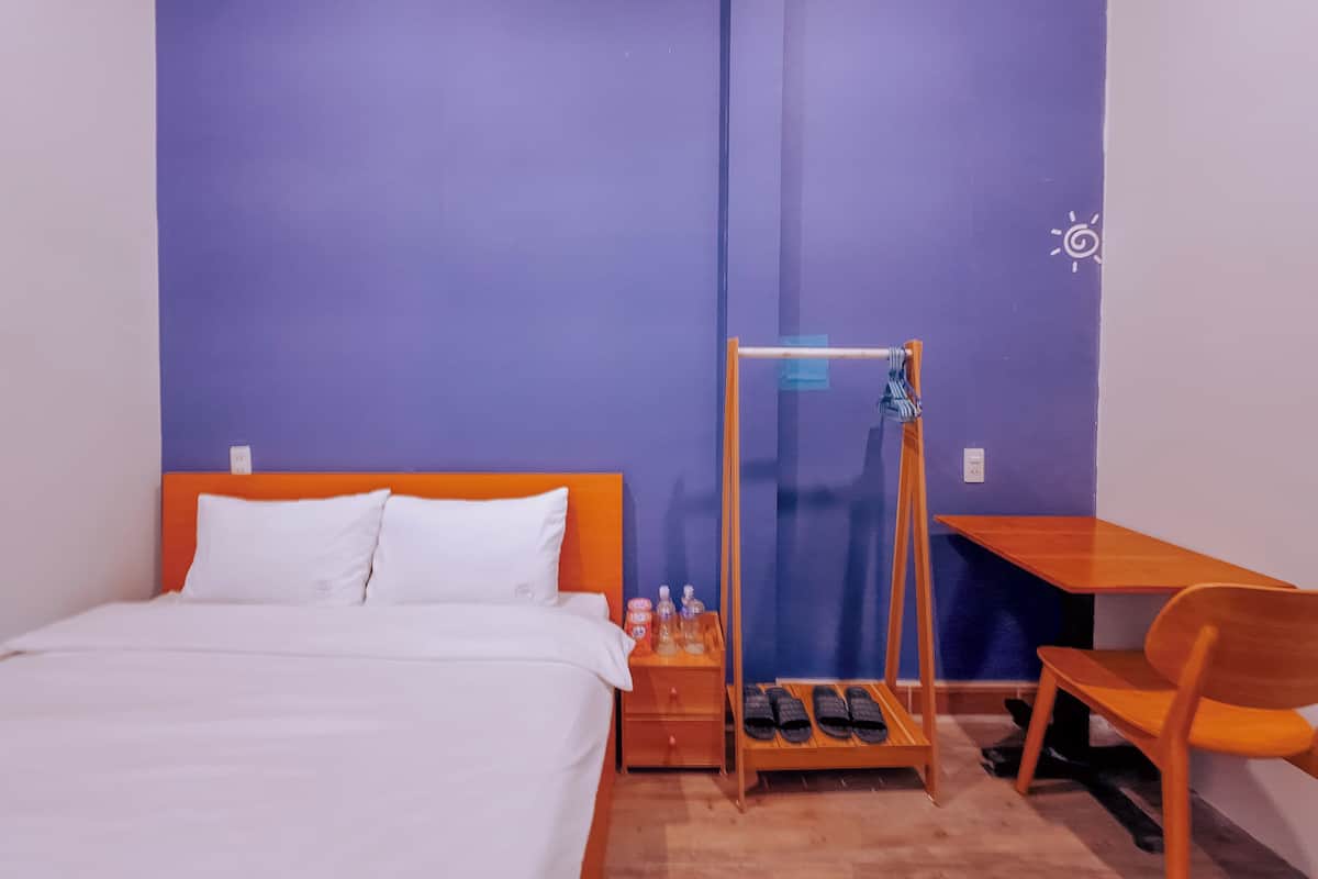 Habitación económica (King) | Minibar y ropa de cama