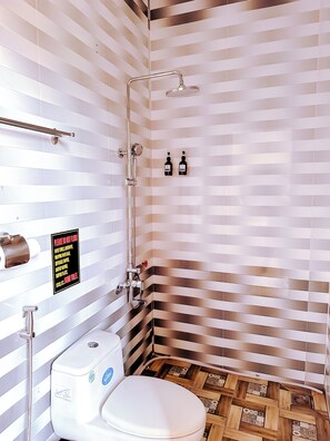 Superior Room, Balcony (King) | Bilik Mandi | Pancuran mandi, hulu semburan mandi hujan 