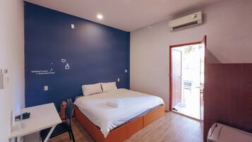 Superior King Room With Balcony | Minibar, bed sheets