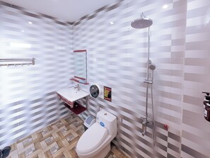 Shower, rainfall showerhead, free toiletries, hair dryer - De Aquar Home Can Tho (Can Tho)
