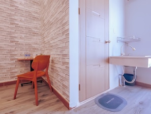 Deluxe Family With Balcony | Bathroom | Shower, rainfall showerhead, free toiletries, hair dryer - De Aquar Home Can Tho (Can Tho)
