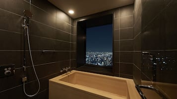 Combined shower/tub, free toiletries, hair dryer, slippers