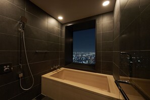Kombinasi shower/bathtub dan perlengkapan mandi gratis