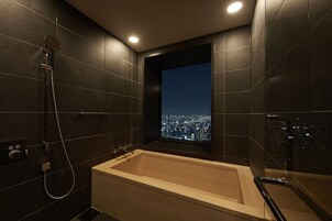 Combined shower/tub, free toiletries, hair dryer, slippers