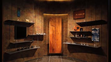 Un interior moderno con una puerta de madera central, estantes con cristalería y un televisor de pantalla plana a la izquierda.