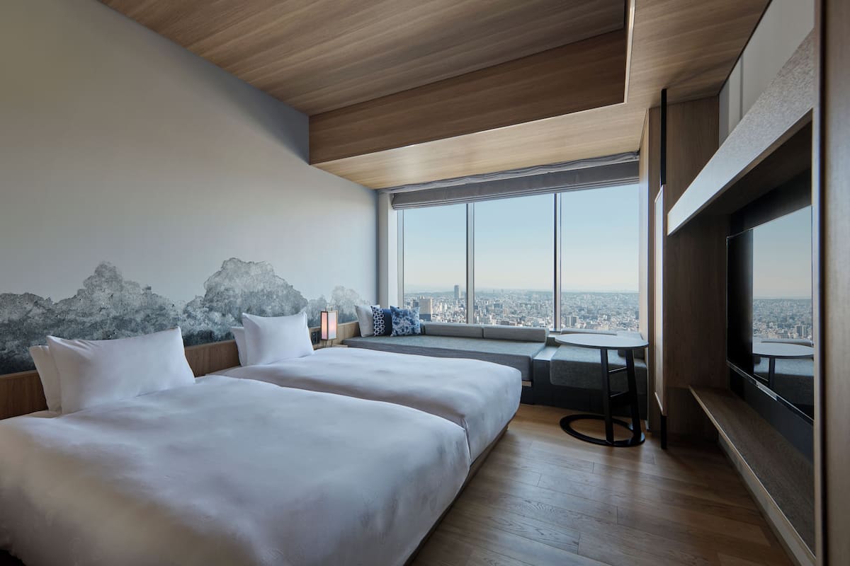 1 makuuhuone, tallelokero huoneessa, pimennysverhot, silitysrauta/-lauta