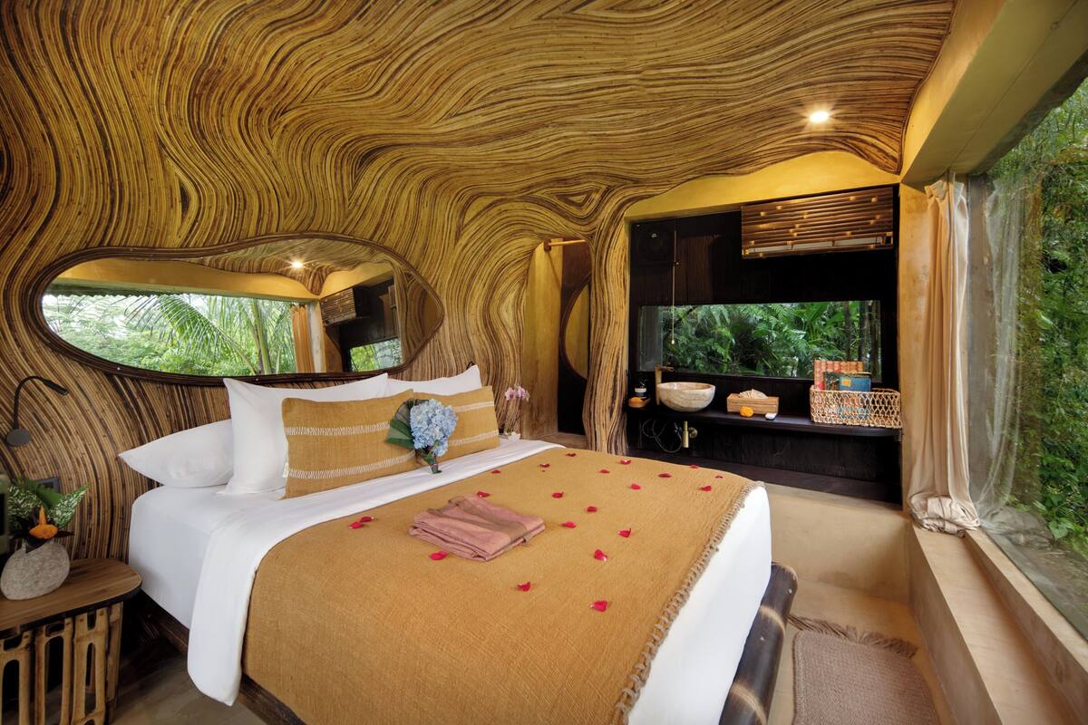 Hideout Flow | Premium bedding, in-room safe, WiFi (free), bed sheets