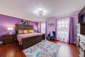4 bedrooms, in-room safe, desk, iron/ironing board