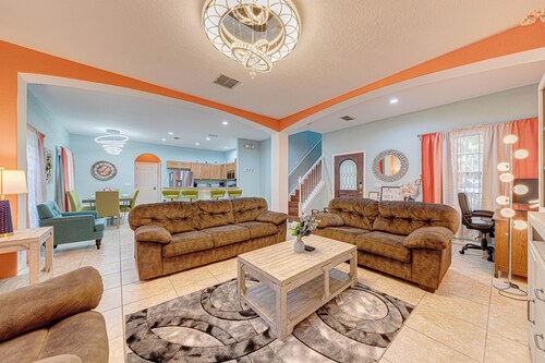 Affordable Luxury 4 BR Villa, Close to Disney & Orlando, Pool/Spa, Arcade Games.