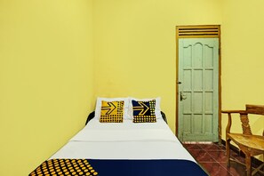 Kamar Double Ekonomi | Ruang kerja ramah laptop, Wi-Fi gratis, dan seprai linen