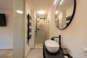 Dusche, Haartrockner, Handtücher, Seife