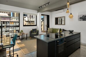 Deluxe Apartment | Private kitchen | Fridge, microwave, oven, stovetop - The Duke 905 (Cape Town)