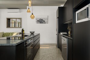 Apartamento luxo | Cozinha privada | Geladeira, micro-ondas, fogão, cooktop