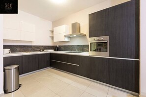 ثلاجة، ميكروويف، فرن، موقد طهي مسطح