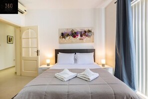 Een bureau, een strijkplank/strijkijzer, reisbedje, gratis wifi